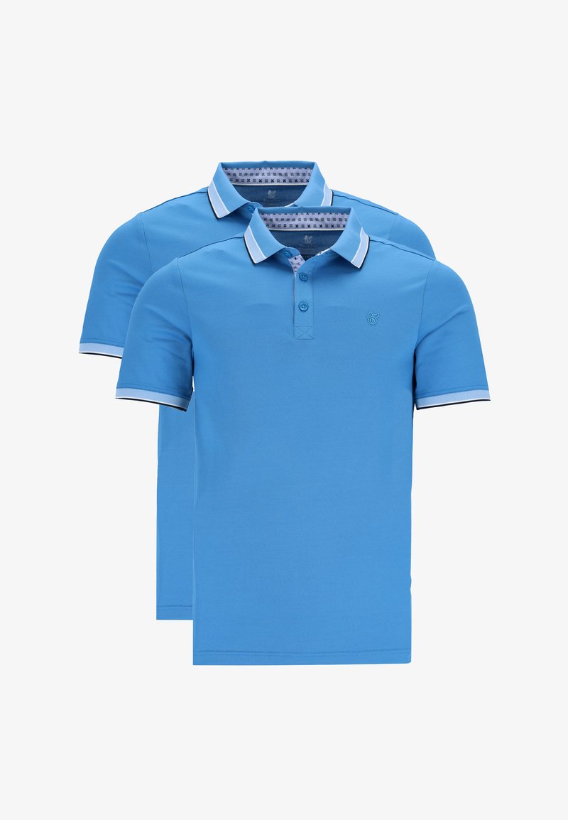 To blå polo shirts med korte ærmer, der har en ensfarvet design, kontrasterende krave, to knapper og logodetalje på brystet.