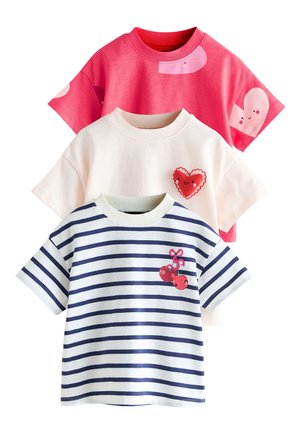 Trois t-shirts à manches courtes pour enfants, un rose avec des visages en forme de cœur, un blanc avec un patch cœur rouge, et un blanc avec des rayures bleu marine et des cerises.