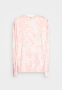 Sudadera de tie-dye rosa claro con cuello redondo, mangas largas y un pequeño logo blanco en el pecho. Tela suave de mezcla de algodón.