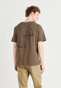 Jack & Jones JJSCULLY TEE CREW NECK - T-Shirt print - canteen