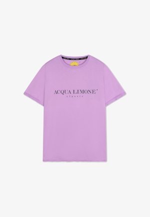 Lila bomulls t-shirt med rund halsringning, korta ärmar och ett svart logotryck "ACQUA LIMONE classic" över bröstet.
