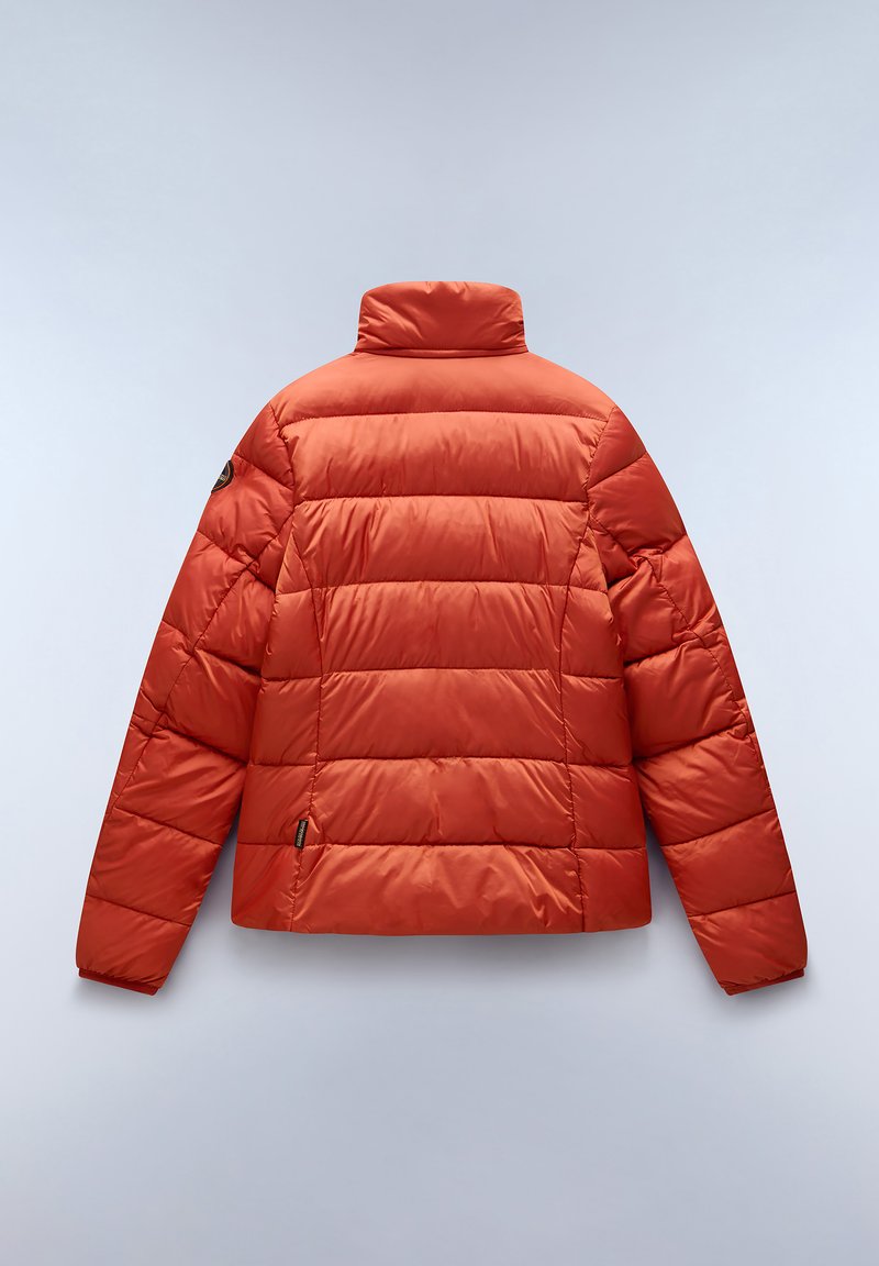 Giacca imbottita di un vivace arancione, con colletto alto, design a righe orizzontali e un logo accentato sulla spalla sinistra.