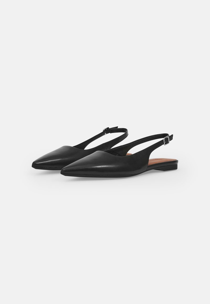 Ballerine slingback nere in pelle liscia, con punta appuntita, design minimalista e una piccola fibbia decorativa sulla cinghia.