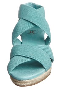 Tyrkysové espadrilky s křížovými textilními popruhy, otevřenou špičkou a juty obalenou klínovou podrážkou. Hladké vnitřní podšívání.