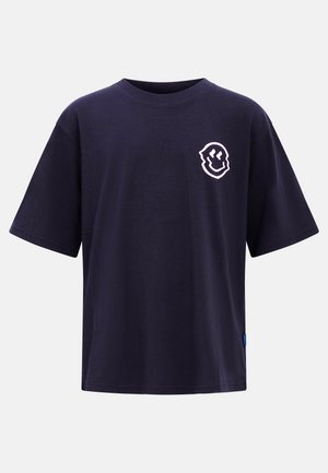 Camiseta de algodón de color azul marino con cuello redondo y mangas cortas. Presenta un diseño de cara sonriente blanca en el lado izquierdo del pecho.