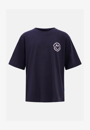 T-shirt de algodão azul marinho com gola redonda e mangas curtas. Apresenta um design de um rosto sorridente branco no lado esquerdo do peito.
