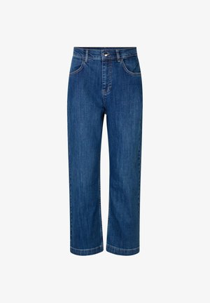 Modré džíny s rovnými nohavicemi s předními kapsami, poutky na opasek a zapínáním na knoflíky, zobrazené na bílém pozadí.