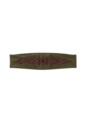 Cinturón ancho verde oliva con patrones simétricos intrincados bordados en rojo y marrón de flores y paisley.