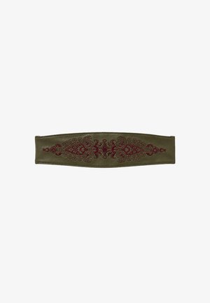 Cinturón ancho verde oliva con patrones simétricos intrincados bordados en rojo y marrón de flores y paisley.