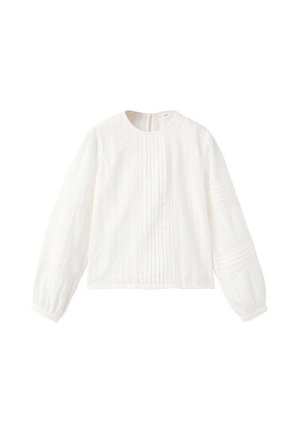 Blouse blanche à manches longues avec un col rond, présentant des plis verticaux et des accents texturés sur les manches et le corsage. Tissu léger.