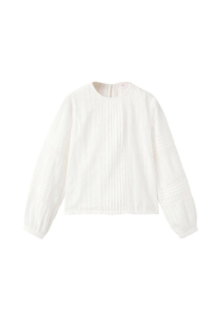 Bílá halenka s dlouhým rukávem a kulatým výstřihem, zdobená svislými sklady a texturovanými prvky na rukávech a předním dílu. Lehká látka.