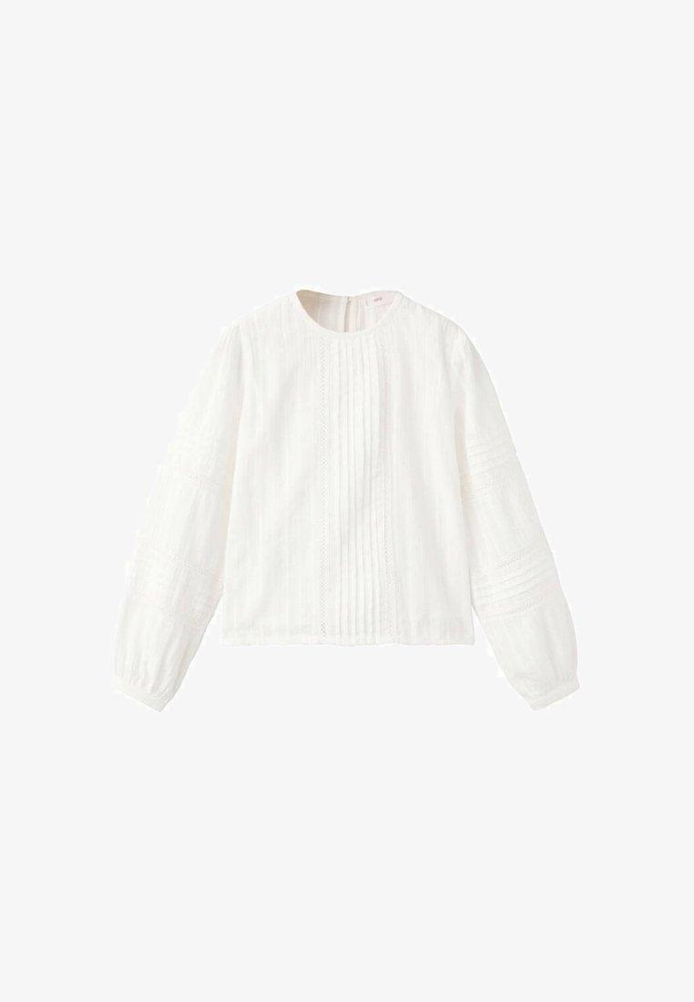 Bílá halenka s dlouhým rukávem a kulatým výstřihem, zdobená svislými sklady a texturovanými prvky na rukávech a předním dílu. Lehká látka.