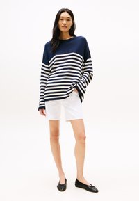 Tommy Hilfiger STRAIGHT SHORT - Denim shorts - optic white
