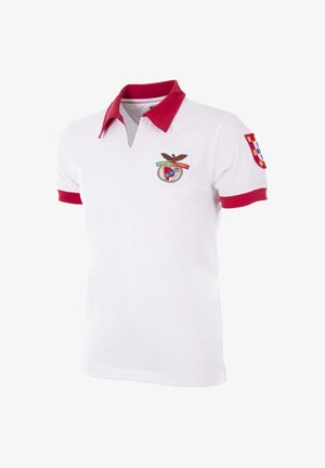 Witte polo met een rode kraag en manchetten. Bevat een geborduurd embleem met een adelaar en een kleurrijk symbool op de borst.