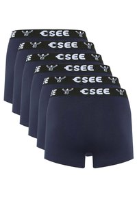 Nachtblaues Boxershorts mit einem schwarzen Bund, der weiße Schriftzüge und ein Logo trägt. Fünf Paare in einer gestapelten Anordnung präsentiert.