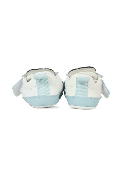 Scarpe per bambini bianche e azzurro chiaro con parte superiore in tessuto morbido, cinturini in velcro e punta arrotondata, dotate di una suola testurizzata e di una linguetta sul tallone.