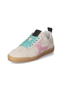 Sneaker beige in suede con striscia laterale rosa, lacci azzurri chiari, etichetta nera sulla linguetta e suola in gomma color caramello, angolata per mostrare il lato e la parte frontale.