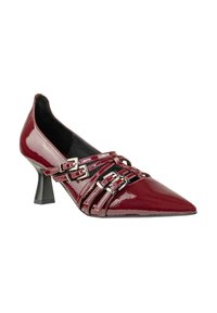 Scarpa con tacco alto in pelle verniciata color bordeaux, con punta affusolata, molteplici cinture decorative e dettagli con fibbie argentate. Design con tacco basso a blocco.