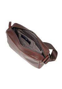 Borsa in pelle marrone con chiusura a zip, dotata di un interno in tessuto grigio e di una tracolla regolabile. Esterno liscio con dettagli cuciti.