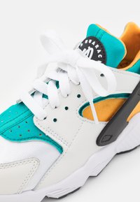 Nike Sportswear AIR HUARACHE UNISEX - Sapatilhas - white/blue/emerald