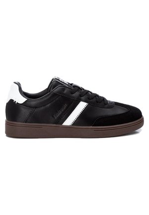 Zapatillas deportivas negras con acentos blancos, hechas de cuero y gamuza. Presentan un diseño de corte bajo y una suela de goma texturizada para proporcionar tracción.