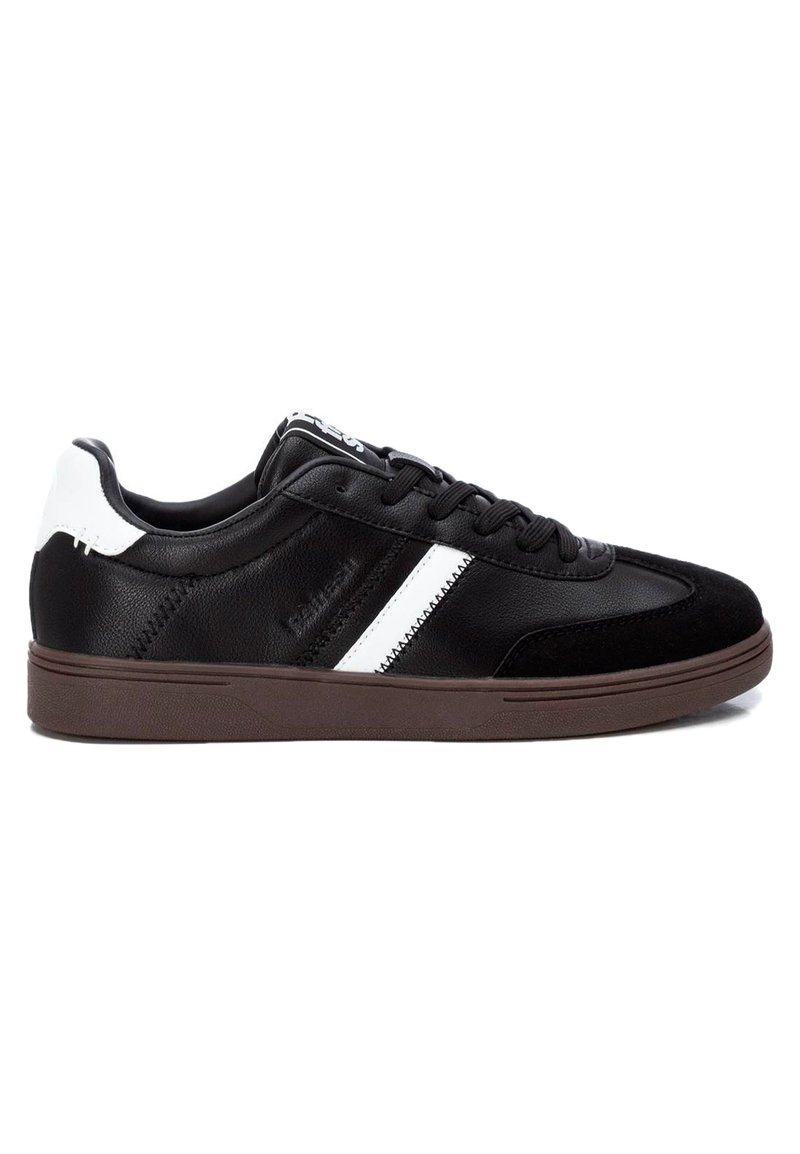 Zapatillas deportivas negras con acentos blancos, hechas de cuero y gamuza. Presentan un diseño de corte bajo y una suela de goma texturizada para proporcionar tracción.