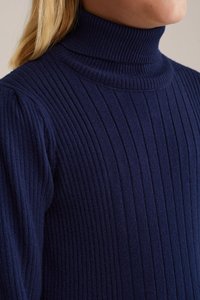 Kék csíkos garbós pulóver, függőleges mintákkal, testhezálló fazonnal és puha textúrával. Közelikép a nyakkivágás és a váll részleteiről.