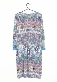 Långärmad klänning med ett flerfärgat paisley- och geometriskt mönster, främst i blått, rött och krämfärgat, med en mjuk tygtextur.