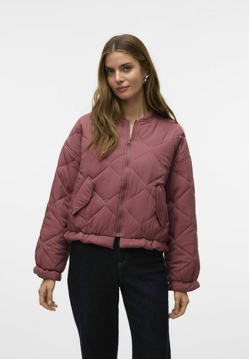 Giacca bomber trapuntata di colore bordeaux, con chiusura a zip, polsini a coste e due tasche laterali. Materiale morbido e imbottito con una vestibilità comoda.