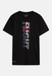Svart kortärmad t-shirt med ett stort grafiskt tryck av ordet "FLIGHT" i vitt och grått med en röd Jumpman-logotyp. DRI-FIT-märke längst ner.