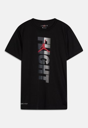 Černé krátké tričko s krátkým rukávem, na kterém je velký grafický potisk slova "FLIGHT" v bílé a šedé barvě s červeným logem Jumpman. Branding DRI-FIT na spodní části.