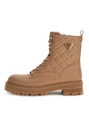 Stivaletti alla caviglia beige con lacci, realizzati in pelle liscia con un motivo trapuntato, dettagli in oro e una suola spessa texturizzata.