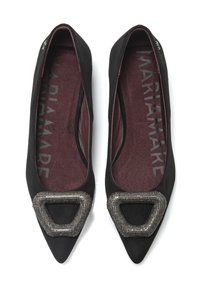 Bailarinas de tela negra con un diseño de punta afilada, que cuentan con un detalle de hebilla metálica texturizada en el empeine y una plantilla en color burdeos.