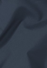 Tissu bleu marine, texture lisse avec un éclat subtil, présentant des plis naturels et des variations, offrant profondeur et intérêt visuel.