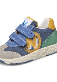 Basket bleue et grise en matériaux suédés et en tissu, avec deux bandes Velcro, des accents jaunes, un talon vert et un détail de logo circulaire sur le côté.