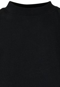 Pull noir col rond en tissu tricoté avec un col près du cou et une texture lisse.