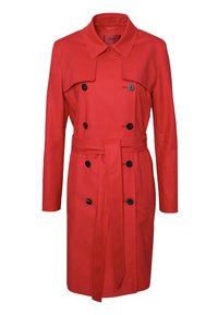Trench-coat rouge longueur genou avec boutons noirs croisés, large col et ceinture assortie nouée à la taille.