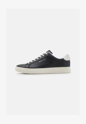 Baskets en cuir noir avec lacets blancs et semelle en caoutchouc. Présente un accent rayé bleu, rouge et vert au talon. Détails cousus inclus.