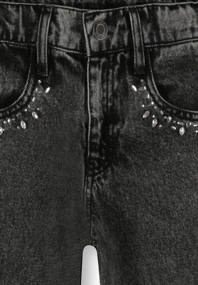 Jeans in denim nero con un design aderente, decorati con strass trasparenti vicino alle tasche anteriori. Stile classico a cinque tasche.