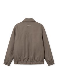 Hnedá, ľahká bunda s golierom, elastickým lemom a dlhými rukávmi. Na zadnej strane sa nachádza malý označovací štítok pri golieri.