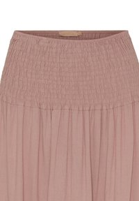 Lys rosa, samlet nederdel med tekstureret elastisk talje. Blødt stof med lodrette plisseringer, der giver en let og luftig silhuet. Mærkeskilt "Marta" synligt.