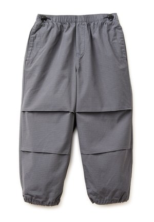 Szare spodnie typu convertible z elastycznym paskiem w talii, regulowanymi ściągaczami, bocznymi kieszeniami oraz odpinanymi sekcjami nad kolanami, umożliwiającymi przekształcenie w szorty.