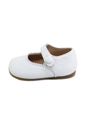 Zapato Mary Jane blanco para niño pequeño con borde festoneado, una sola correa, cierre de botón y suela marrón clara sobre fondo blanco.