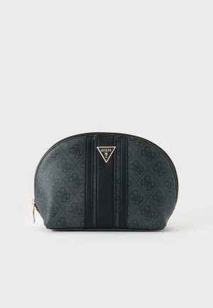 Pochette noire semi-circulaire zippée avec motif en relief, rayures verticales texturées, et logo triangulaire doré Guess centré à l'avant.