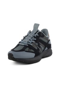 Sportssko med en blanding av grå mesh, marineblå suede og svarte detaljer. Har flate lisser, forsterket tåhette og teksturert gummisåle.