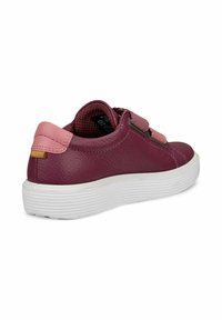 Sneaker in pelle bordeaux con linguetta rosa sul tallone, cinturini in Velcro rosa, suola bianca testurizzata e colletto imbottito, mostrato da un'angolazione laterale posteriore.