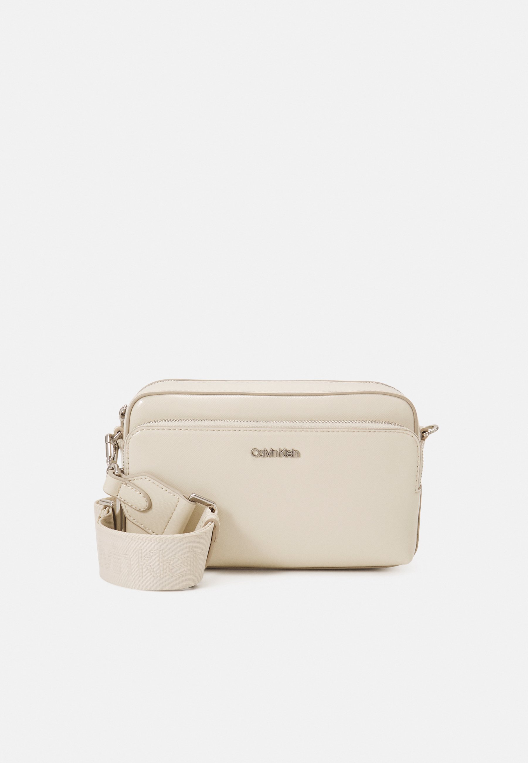 Calvin Klein MUST CAMERA BAG SAFFIANO - Across body bag - ecru/off-white -  Zalando.de calvin klein must camera bag