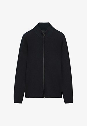 Maglione nero a coste con zip centrale, colletto alto e maniche lunghe, caratterizzato da una zip in argento visibile lungo il centro.