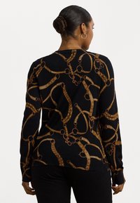 Maglione nero con un motivo a catena marrone, maniche lunghe e colletto e orlo a coste. Il materiale sembra morbido con una texture liscia.