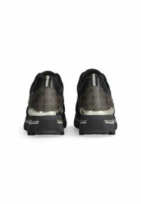 Chaussures de sport noires avec un dos texturé marron à motif, des accents argentés et une semelle noire épaisse avec des rayures colorées discrètes.